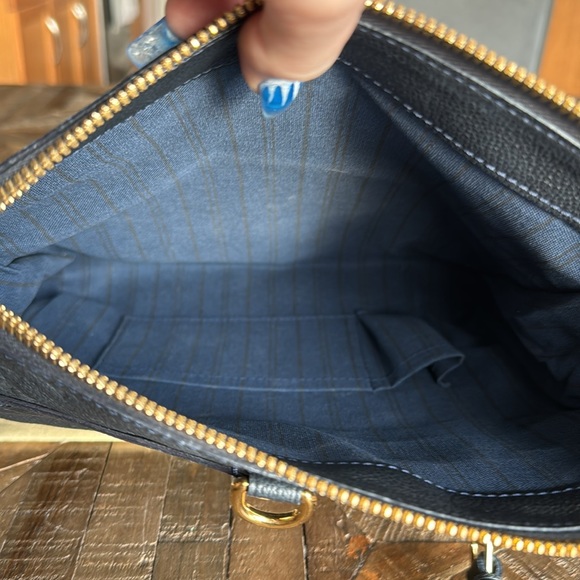 Louis Vuitton 10 Pettilante, monogram empreinte leather flap clutch in blue - Picture 4 of 14